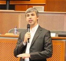 Google-Mitgründer Larry Page an einem Rednerpult